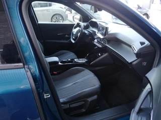 Peugeot e-2008 EV Allure 54 kWh | tot 406km WLTP range | SOH 96% | Parkeersensoren voor + achter | Draadloos Apple Carplay/Android Auto | Cruise Control | Privacy Glass / 12