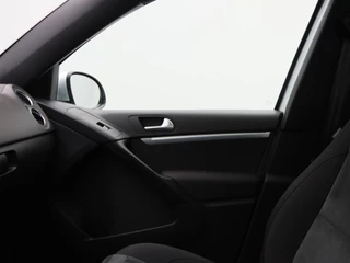 Volkswagen Tiguan 1.4 TSi R-Line Edition 125 Pk | Panoramadak | Trekhaak | Camera | Cruise Control | Climatronic | Navigatie | 18 Inch / 31