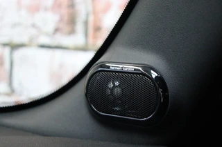 MINI Cooper S Cabrio Chili Automaat  / Navigatiesysteem / Leder / Climate Control / Harman Kardon / Parkeersensoren / LED / Sportstoelen / Windscherm / Cruise Control / 17 Inch / Lichtpakket / Bluetooth / 29