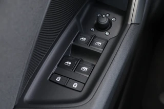 Audi A3 Sportback 35 TFSI S edition 150PK Nieuw model App-connect Trekhaak Navigatie PDC / 32