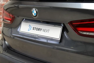 BMW X1 sDrive20i High Executive xLine Automaat  / Navigatiesysteem Plus / Trekhaak / Achteruitrijcamera / Leder / Head-Up Display / 19 Inch / Adaptieve LED-koplampen / Hifi / Sportstoelen / DAB / Stoelverwarming / Extra Getint Glas / Lichtpakket / 11