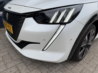 Peugeot 208 1.2 Turbo 100 PK GT | Navigatie | Zwart dak | Sportstoelen | Keyless Start | 17" Lichtmetalen Velgen | Full LED Verlichting | Climate Control | Cruise Control | Camera | Parkeersensoren | Dodehoek detectie | / 43