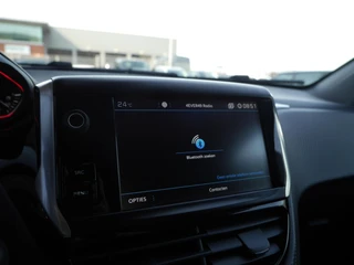 Peugeot 2008 1.2 PureTech GT-line | 110PK | Trekhaak | Achteruitrijcamera | 17 inch lichtmetalen velgen | Apple carplay/Andriod auto | Dakrails | Climate control | Cruise control / 23