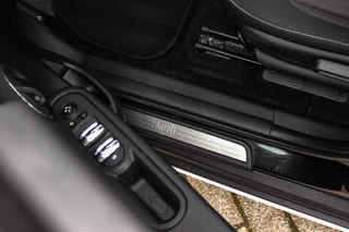 MINI Countryman 1.5 Cooper Essential | 1e eigenaar | NL auto | Driving Assistant | Camera | Sportstuur | Keyless entry | Stoelverwarming | LED | Carplay | DAB | Navigatie | PDC / 34