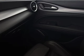 Alfa Romeo Stelvio 2.0T 280pk AWD Veloce Carplay Adaptieve Cruise Leder Memory / 38