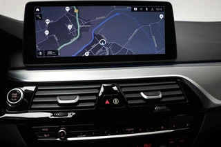 BMW 5-serie Touring 530e xDrive M-Sport | LEDER | STOELVERWARMING | TREKHAAK | 19" / 44