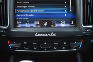 Maserati Levante 3.0 V6 AWD GranLusso 350 pk Facelift Driver ass.Pack 1 | Open dak | Harman/Kardon | Camera | Luchtvering | Carplay | Keyless | DAB | Full LED | 20" / 70