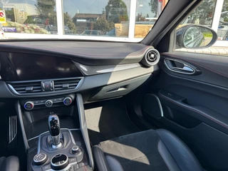 Alfa Romeo Giulia 2.9 V6 QUADRIFOGLIO Carbon pakket Sparco kuipstoelen Carplay Perfect onderhouden! / 26
