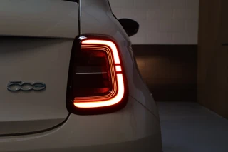 Fiat 500e Urban Comfort 42 kWh  Keyless/Stoelverw/CarPlay/Camera/Dodehoek/Pdc/15" / 25