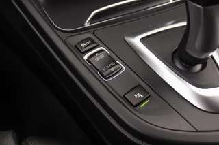 BMW 3-serie Touring 320i M Sport Edition | 2e eigenaar | NL auto | Camera | HiFi audio | Stoelverwarming | DAB | Head-up | Cruise control | LED | Park Assistant | PDC | Navigatie / 35