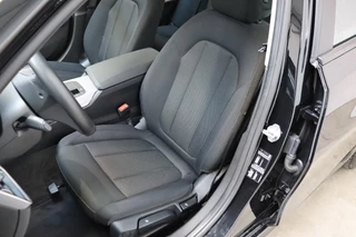 BMW 3 Serie Sedan 320i Executive Edition Automaat  / Trekhaak / Live Cockpit Professional / Cruise Control / Parkeersensoren / Neerklapbare Achterbank / Apple Carplay / Sportstuur / 14
