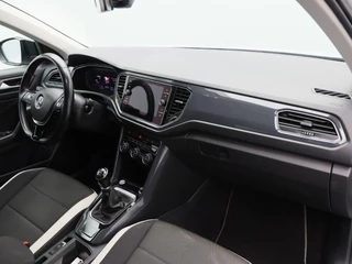 Volkswagen T-Roc 1.5 TSi Sport 150 Pk | Trekhaak | Adaptive Cruise | Camera | CarPlay | Panorama dak | 17 Inch | 159.197 Km !! / 37