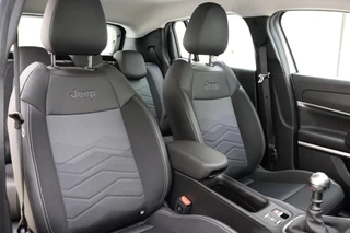 Jeep Avenger 1.2 Altitude 100 PK | Navigatie | Climate control | Camera | Parkeersensoren | Keyless | Lichtmetalen velgen | Parkeersensoren / 8
