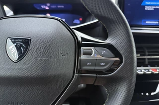 Peugeot e-2008 EV GT 54 kWh | Achteruitrijcamera | Dakrails | Cruise control | Climate control | Navigatie | Stof/lederen bekleding | 16" lichtmetalen velgen | Apple/Android carplay | 400km WLTP | 100% Elektrisch / 19