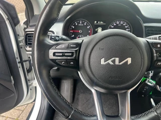 Kia Stonic 1.0i Turbo DynamicLine Automaat |  Two-tone lak | Apple Carplay / Android Auto | Airco |  Elektrische ramen | Camera | Parkeersensoren | Lichtmetalen velgen | / 20