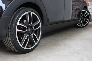 MINI Clubman Cooper S Chili Serious Business Automaat / Navigatiesysteem Professional / Panoramadak / Trekhaak / Leder / 19 Inch / Driving Assistant / Lichtpakket / Achteruitrijcamera / Climate Control / Harman Kardon / Stoelverwarming / 7