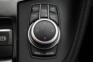 BMW X1 sDrive20i High Executive xLine Automaat  / Navigatiesysteem Plus / Trekhaak / Achteruitrijcamera / Leder / Head-Up Display / 19 Inch / Adaptieve LED-koplampen / Hifi / Sportstoelen / DAB / Stoelverwarming / Extra Getint Glas / Lichtpakket / 22