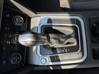 Volkswagen Passat 1.8 TSI Business Edition R Automaat | Climate control | Achteruitrij camera | Navigatie | Elektrisch Pakket | Afneembare Trekhaak | Ergo-Comfort stoel | Parkpilot | LM-Velgen | LED Verlichting / 16