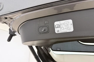 Ford Kuga 1.5 EcoBoost Titanium | Trekhaak | Achteruitrijcamera | Airco | Navigatie | Elektrische achterklep | Cruise control | Start/Stop bediening | Climate control | Parkeersensoren | Lederen/stof interieur | Stuurbediening / 14