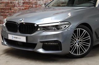 BMW 5 Series Touring 520i High Executive M Sport Pakket Automaat  / Navigatiesysteem Professional / Panoramadak / Comfortstoelen / Driving Assistant Plus / 19 Inch / Stoelverwarming voor+achter / Achteruitrijcamera / Hifi / Adaptieve LED-koplampen / Leder / DAB / 2