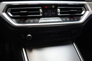 BMW 3 Serie Sedan 330i High Executive M Sport Pakket Automaat  / Live Cockpit Professional / Schuif-/kanteldak / M Sportremsysteem / Leder / Shadow Line / 19 Inch / Extra Getint Glas / Stoelverwarming / Climate Control / Parkeersensoren voor+achter / Stuurwiel Verwambaar / Hifi / 28