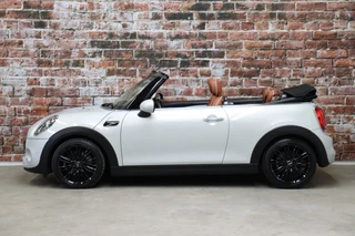 MINI Cooper S Cabrio Chili Automaat  / Navigatiesysteem / Leder / Climate Control / Harman Kardon / Parkeersensoren / LED / Sportstoelen / Windscherm / Cruise Control / 17 Inch / Lichtpakket / Bluetooth / 4