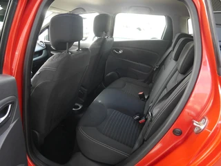 Renault Clio Estate 0.9 TCe Limited 90pk | Navigatie | Trekhaak | Airco | Cruise Control | Parkeerhulp achter | Extra getint glas | Lichtmetalen velgen / 12