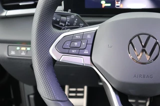 Volkswagen T-Roc 1.5 eTsi 150pk DSG R-Line First Edition Trekhaak Camera Keyless Stoelverwarming Virtual Cockpit Carplay / 18