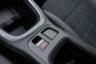 Fiat 600 1.2 Turbo 145pk Hybrid Automaat Sport | DEMO | Tot 8 jaar garantie | Navigatie | Achteruitrijcamera | Elektrische achterklep | LED Matrix koplampen | Sportief interieur | 18" Lichtmetalen velgen | Zwart dak / 39