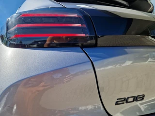 Peugeot 208 1.2 Hybrid 145 e-DCS6 GT | Massagestoel | Alcantara | Achteruitrijcamera | Apple Carplay/Android Auto | Stoelverwarming / 30