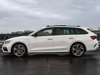 Skoda Octavia Combi 1.4 TSI RS iV PHEV Business 245 PK Panoramadak Matrix LED Camera Sfeerverlichting Stoelverwarming 19" / 8