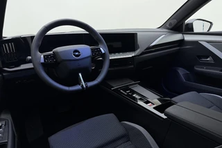 Opel Astra Electric 54 kWh Business Edition | 18" LM-Velgen | Black Pakket | Privat Glass | AGR Stoelen | Camera | Navigatie | Winter pakket | / 17