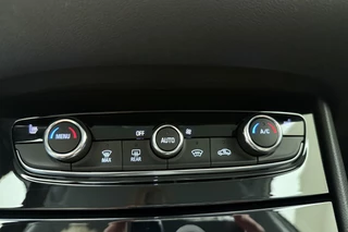 Opel Grandland X 1.6 Turbo 300pk Hybrid4 Elegance | Navigatie | Keyless | Camera | Parelmoer kleur | Electrische achterklep | Lichtmetalen velgen | AGR Comfortstoelen | Voorruitverwarming | Zwart dak / 31