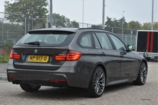 BMW 3 Serie Touring 320i xDrive High Executive M 184 pk  | Vol | HUD | Elekt.haak | Keyless | Open dak | Camera | LED/Xenon | LM-Velgen 19" / 29