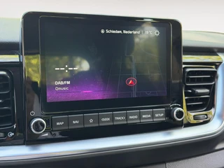 Kia Stonic 1.0 T-GDi MHEV DynamicLine Navigatie | Climate Control | Cruise Control | Apple CarPlay & Android Auto | Resterende fabrieksgarantie TM 150.000 KM | 2035 / 26