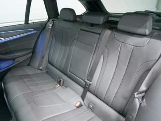 BMW 5 Serie Touring 530e xDrive M-Sport Panoramadak | Adapt. Cruise Control / 20