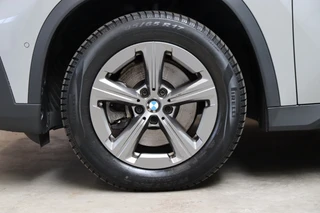 BMW X1 sDrive20i Executive Automaat  / Navigatiesyteem / Panoramadak / Achteruitrijcamera / DAB / Extra Getint Glas / 17 Inch / Dakdraagsysteem / Travelpack / DAB / Sportstoelen / Parkeersensoren voor+achter / 11