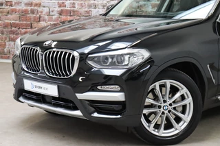BMW X3 xDrive30i High Executive xLine Automaat  / Panoramadak / Trekhaak / Sportstoelen / Leder / 19 Inch / Driving Assistant Plus / Hifi / LED / Head-Up Display / Achteruitrijcamera / Stoelverwarming / Adaptief Onderstel / Multifunctioneel Instrumentenpaneel / 2