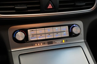 Hyundai Kona EV Comfort 64 kWh 3-Fase  Warmtepomp Two-Tone Adaptive-Cruise Navigatie / 12
