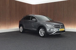 Volkswagen T-Roc 1.5 TSI 150pk DSG Style Trekhaak Camera Stoelverwarming Massage Virtual Cockpit Navigatie / 12