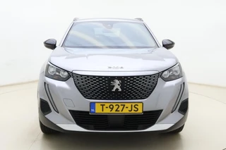 Peugeot e-2008 EV Allure 50 kWh | 100% SOH! l Apple Carplay/Android Auto l Bluetooth l DAB l Cruise Control l Climate Control l Navigatie l Lichtmetalen Velgen l PDC Achter / 7