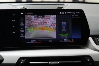 BMW X1 sDrive20i Executive Automaat  / Navigatiesyteem / Panoramadak / Achteruitrijcamera / DAB / Extra Getint Glas / 17 Inch / Dakdraagsysteem / Travelpack / DAB / Sportstoelen / Parkeersensoren voor+achter / 21