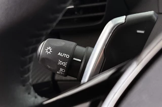 Peugeot 208 1.2 Hybrid 110 e-DCS6 Allure Apple CarPlay Climate Control Parkeersensoren / 35