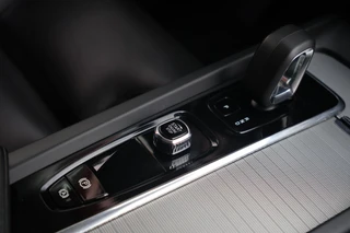 Volvo XC60 T6 Recharge AWD Plus Dark | Stoelverwarming | Trekhaak |  Parkeercamera | Panoramadak  | Longe Range | Pilot Assist | BLIS | Leder | Glossy Black | Keyless / 41
