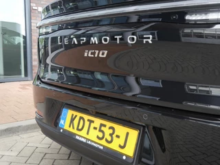Leapmotor C10 Design ProMax AWD 81.9 kWh | Irmscher | Dutch edition | Unieke auto 004/100 | Verlaagd | Spoiler | 598 PK | 0-100 in 4 seconden | Wltp 437 km | 1500kg trekgewicht | Stoel en stuurverwarming | Stoel ventilatie | Panorama dak | 20 inch lichtmetalen velgen | 360 graden camera / 13