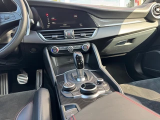 Alfa Romeo Giulia 2.9 V6 QUADRIFOGLIO Carbon pakket Sparco kuipstoelen Carplay Perfect onderhouden! / 36
