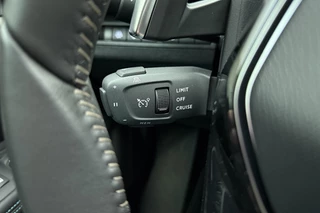 Peugeot 3008 1.6 HYbrid 180 Allure Pack Business | 19 inch | Automaat | Achteruitrijcamera | Navigatiesysteem | Apple carplay | Electronic climate control / 24